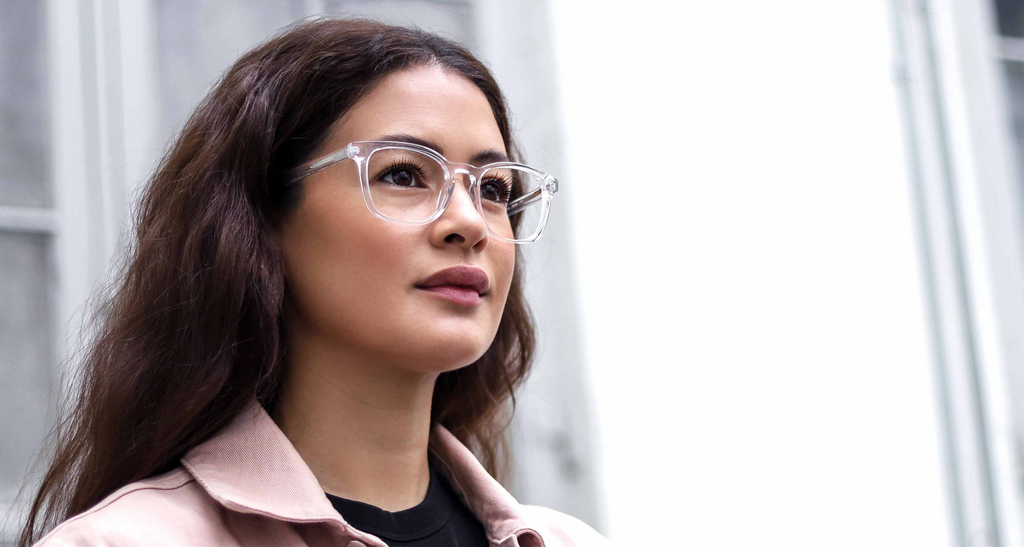Glasögonmode 2022 ladies bilder - Dam med moderna genomskinliga glasögon