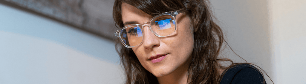 Terminalglasögon - kvinna tittar på en skärm med rektangulära glasögon