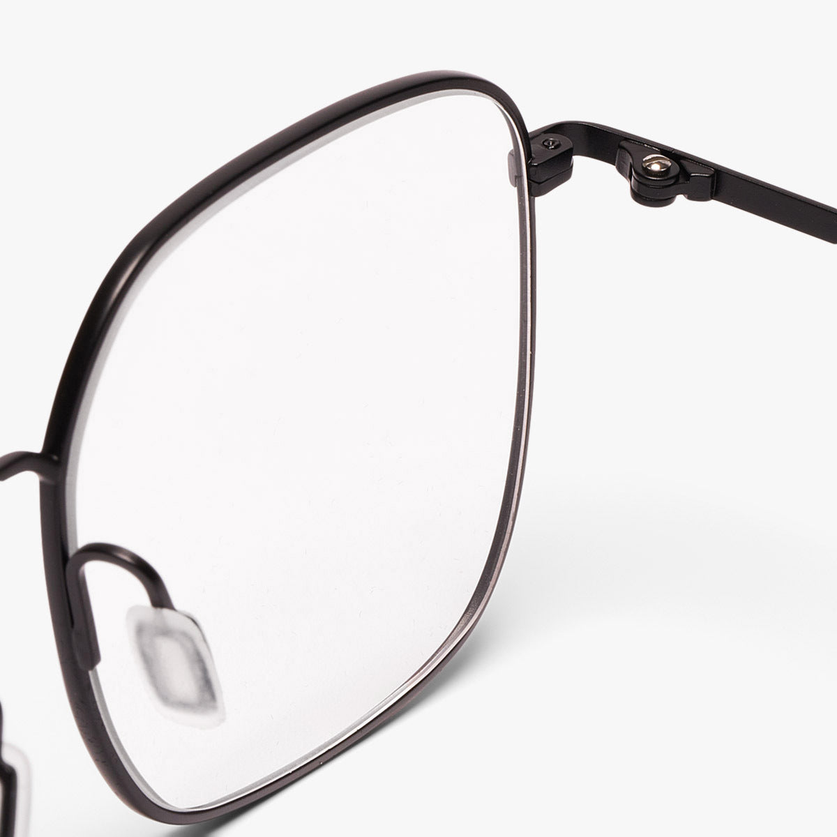 Luxreaders stylish Women's Båstad Black Reading glasses. Made from Titanium in a Round shape.