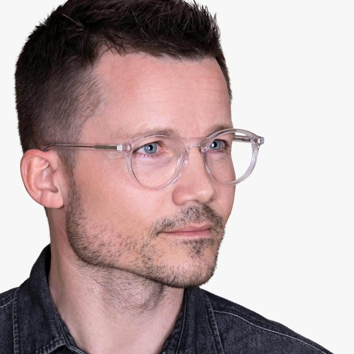 Person wearing Løkken Crystal White glasses from Luxreaders