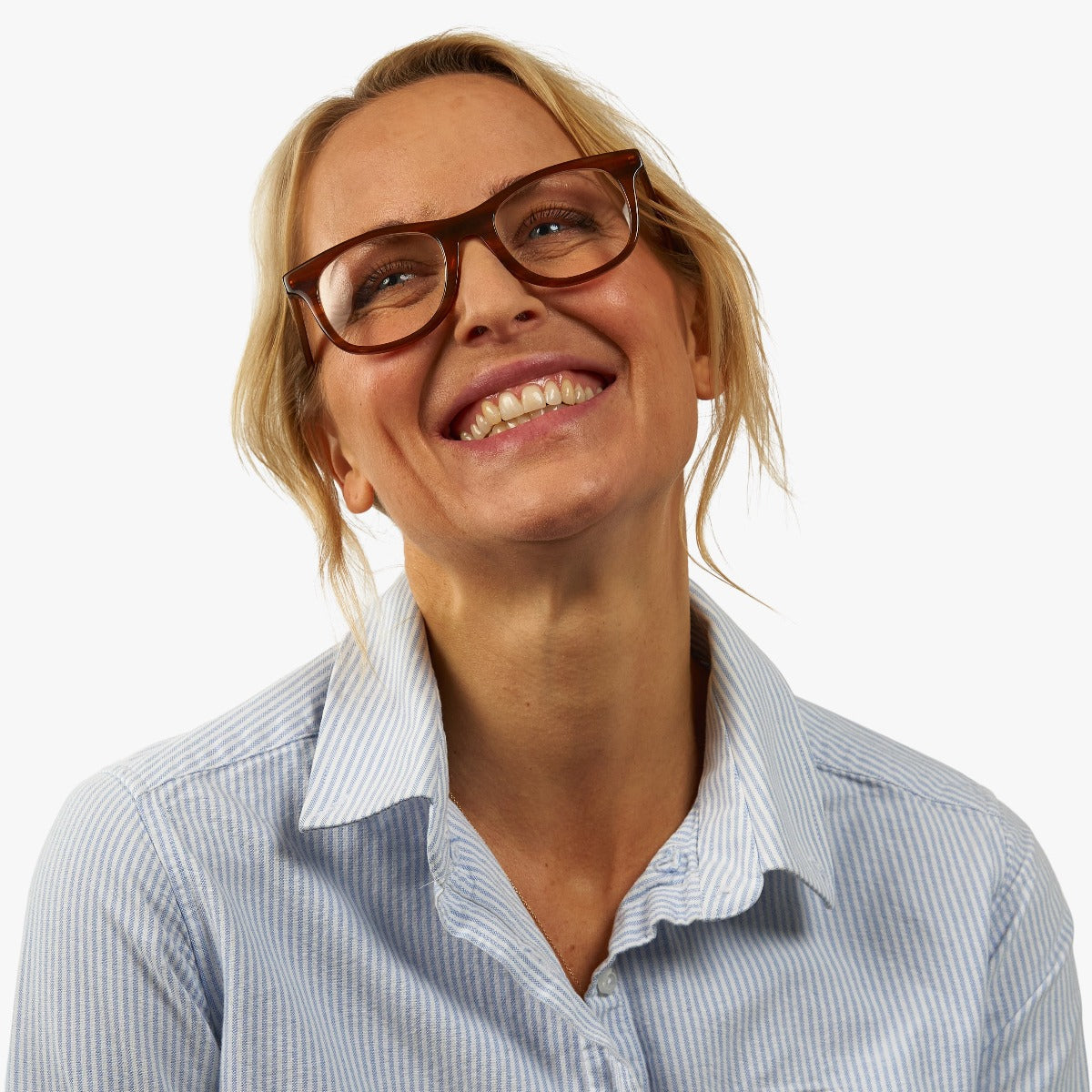 Person wearing Malmö Shiny Walnut glasses