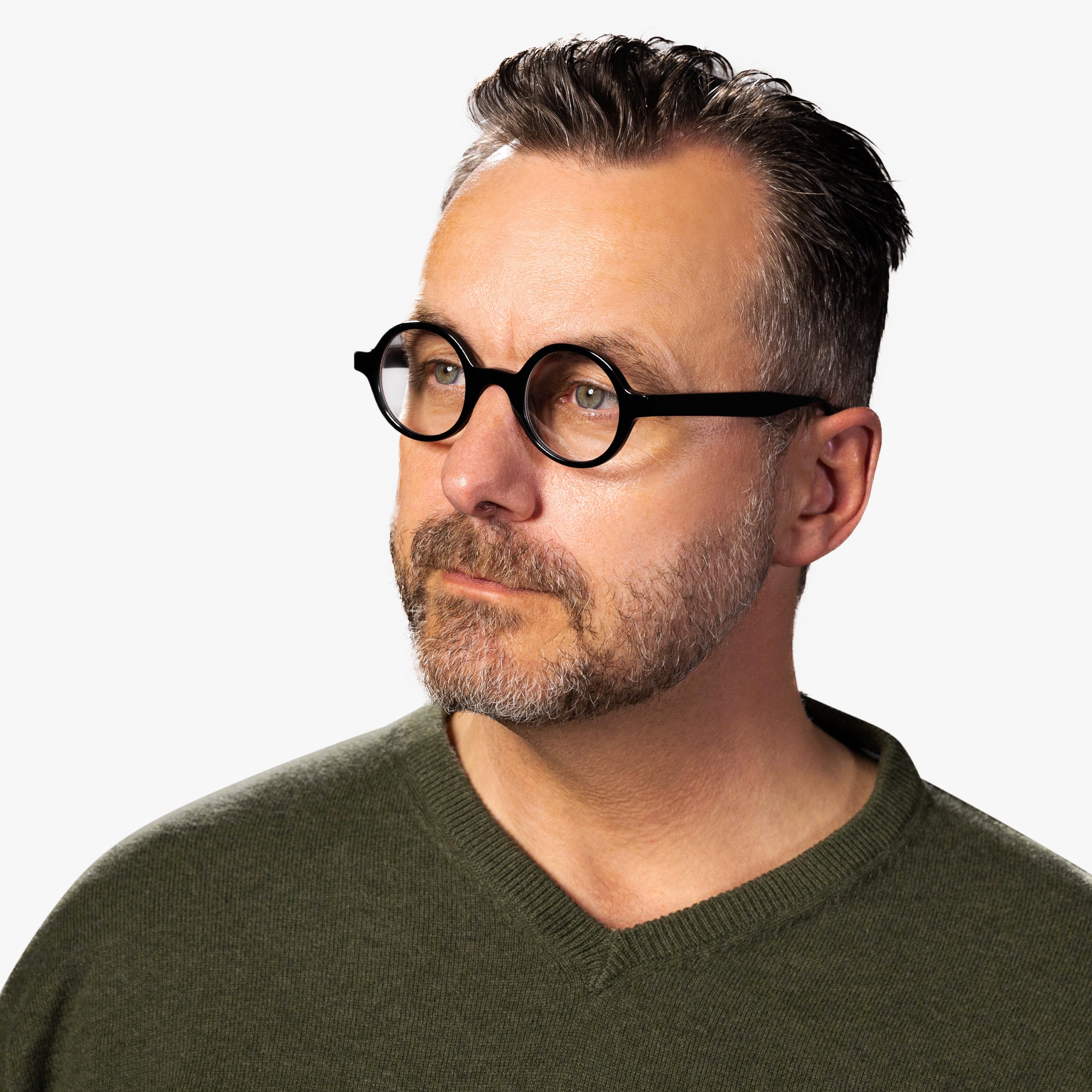 Person wearing Men's Tórshavn Black round glasses