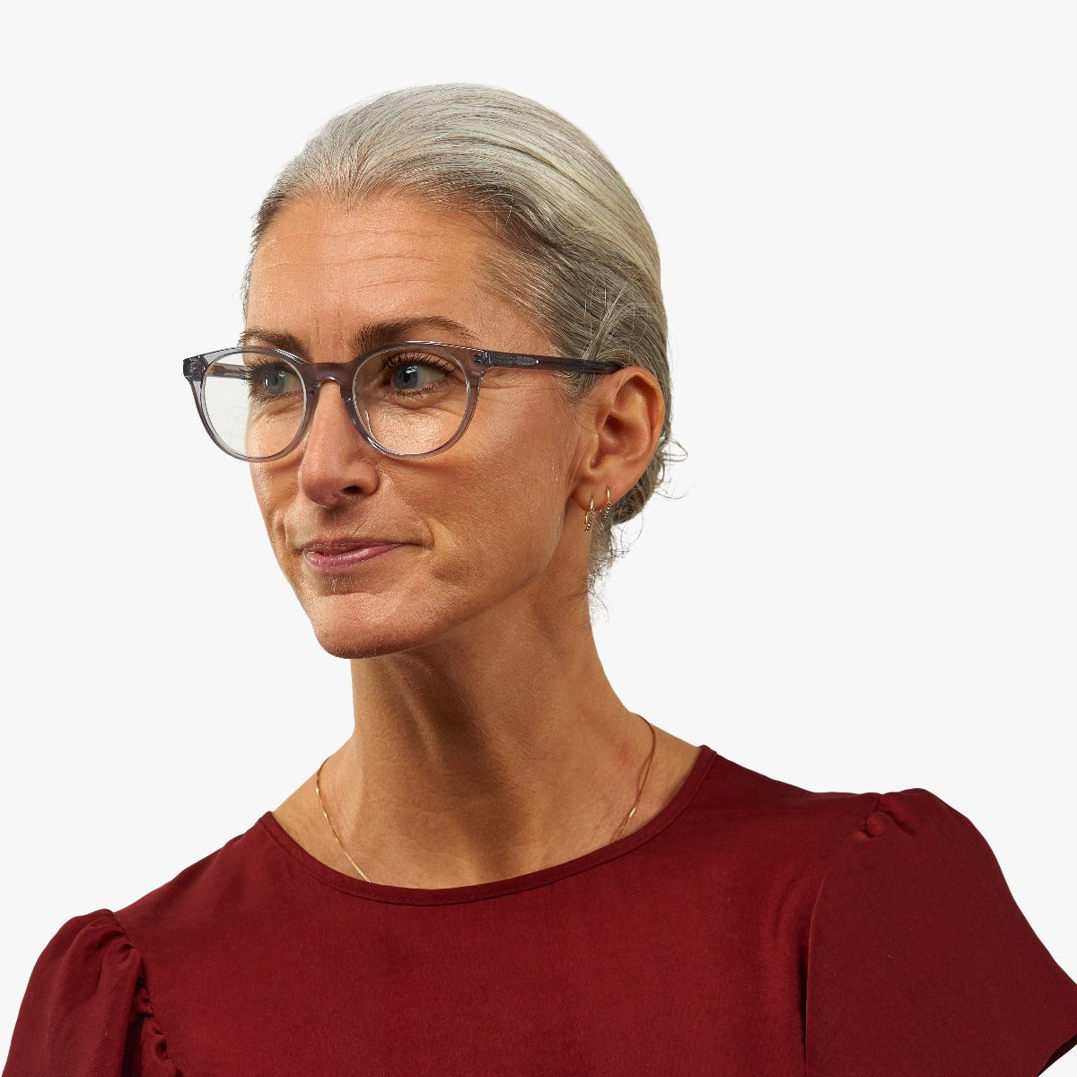 Person wearing Örebro Crystal Grey reading glasses