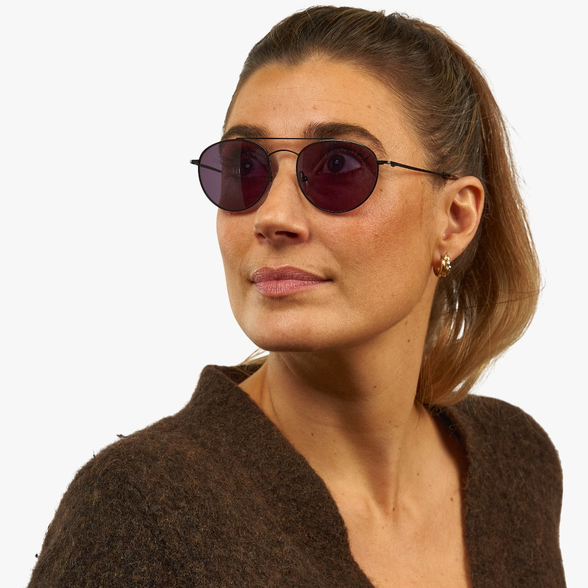 Person wearing Women's Göteborg Black sunglasses